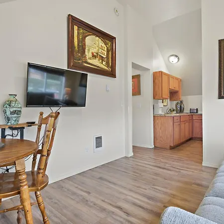 Maple Leaf Manor Suites